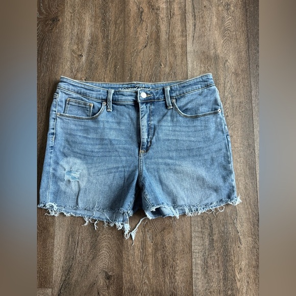 Universal Thread Jean Shorts.  Women’s size 14.  Great stretch! - Picture 1 of 4